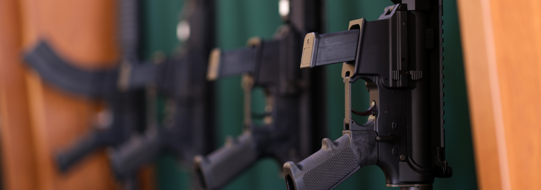 DIAN frustra ingreso ilegal de partes para fusil en el Aeropuerto El Dorado.