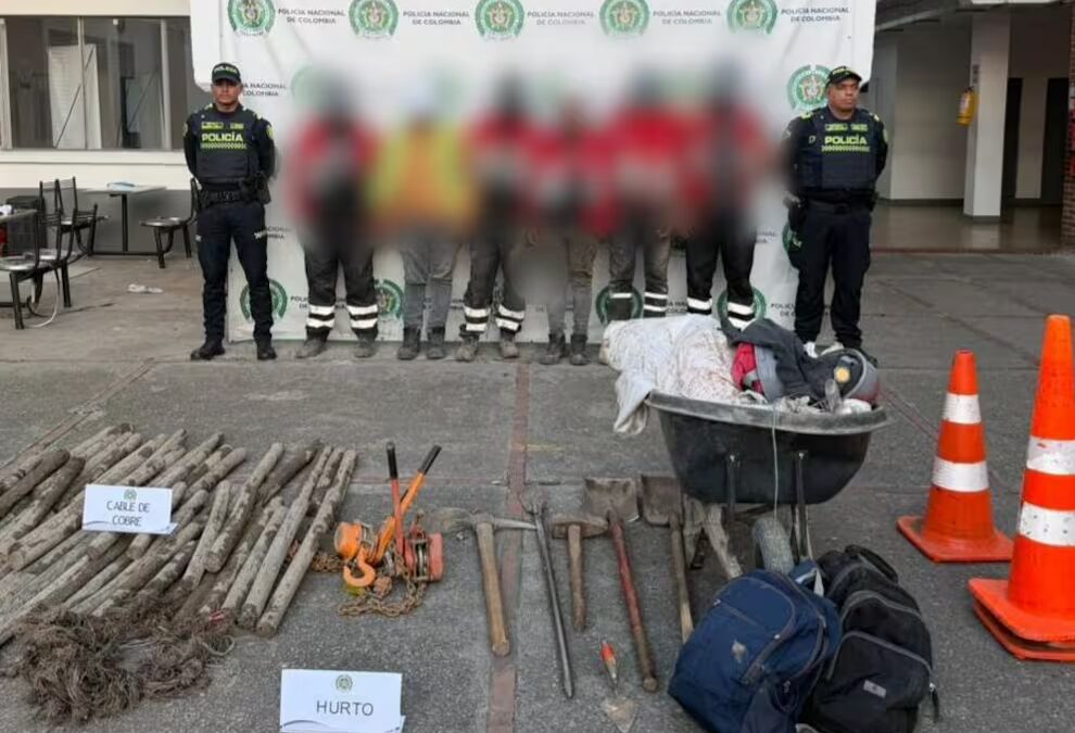 Capturan a seis personas que se hacían pasar por funcionarios del Distrito para robar fibra óptica